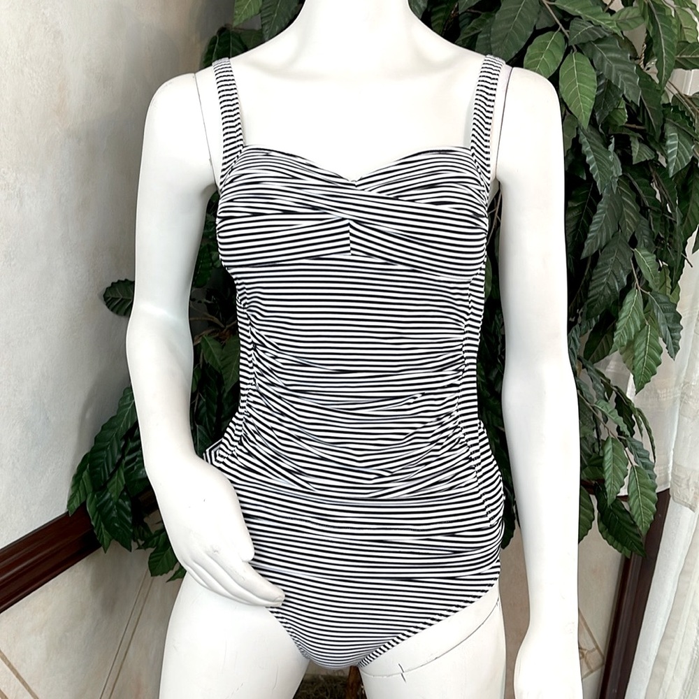 BLACK & WHITE D-CUP SHIRRED SIDE TANKINI